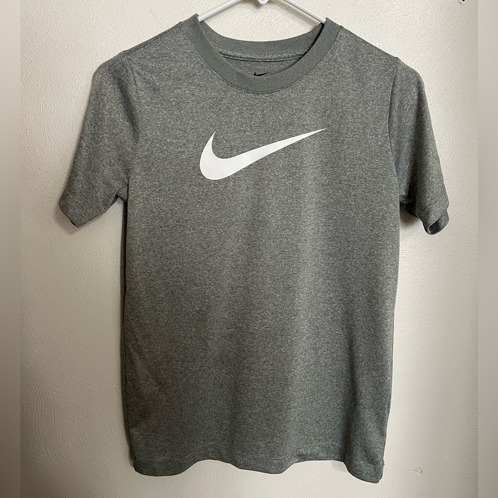 NIKE Classic Dri-Fit Casual Athletic Athleisure Logo T Shirt Grey‎ White Boy's L